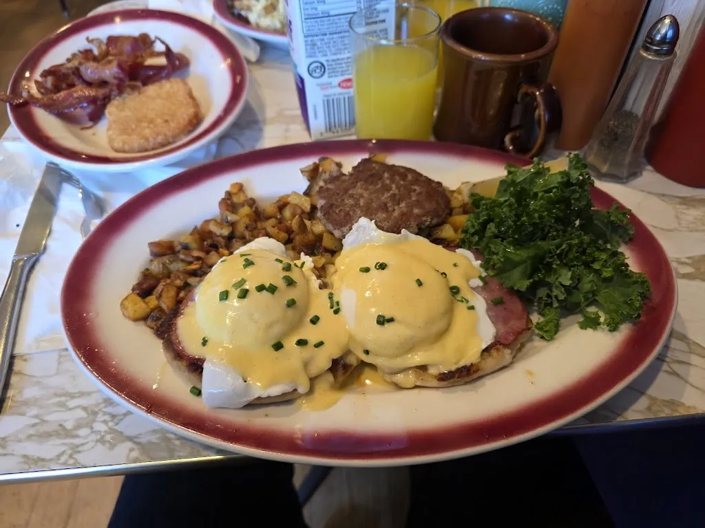 rob L_Naughter's_Troy, NY_recensione