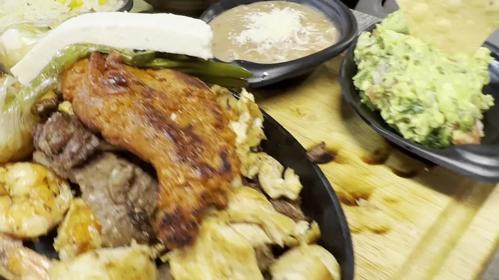 Ostioneria Colima restaurante en 1136 S Hacienda Blvd, Hacienda
