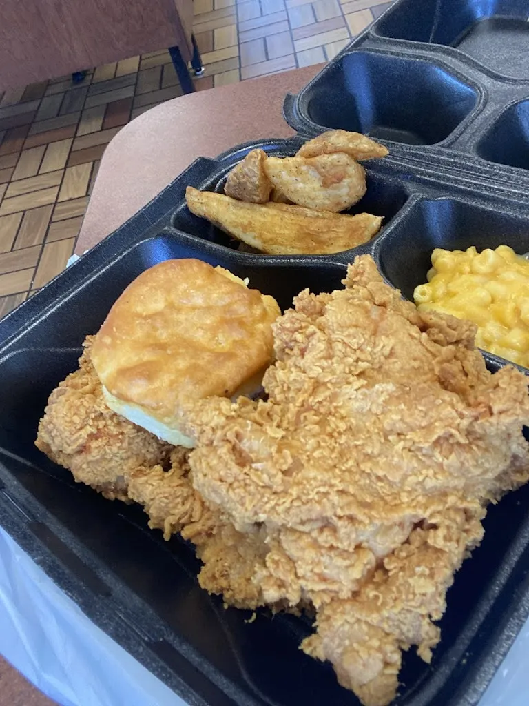 Lee's Famous Receipe Chicken_St. Louis, MO_slider_image_2