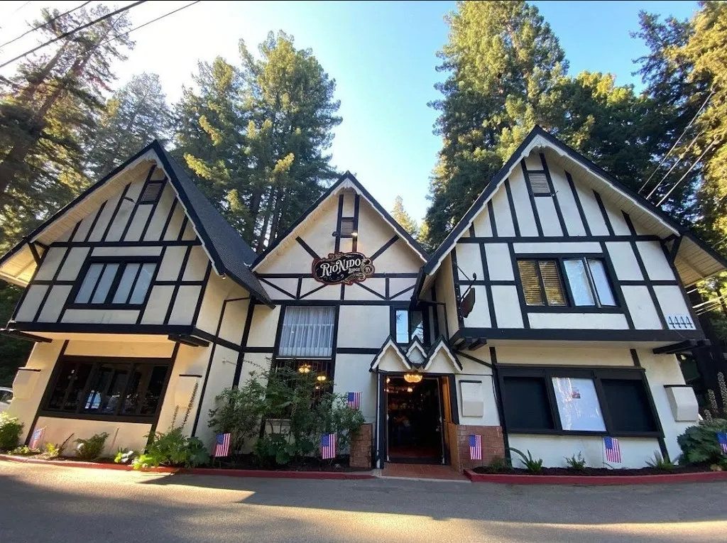 The Bar and Cafe at The Rio Nido Lodge_Guerneville, CA_slider_imagen_3