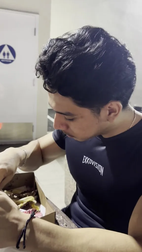 Devin Robles_In-N-Out Burger_Hacienda Heights, CA_reseña
