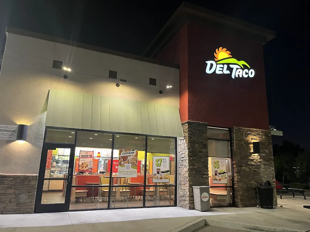 Del Taco restaurante en West Covina, CA