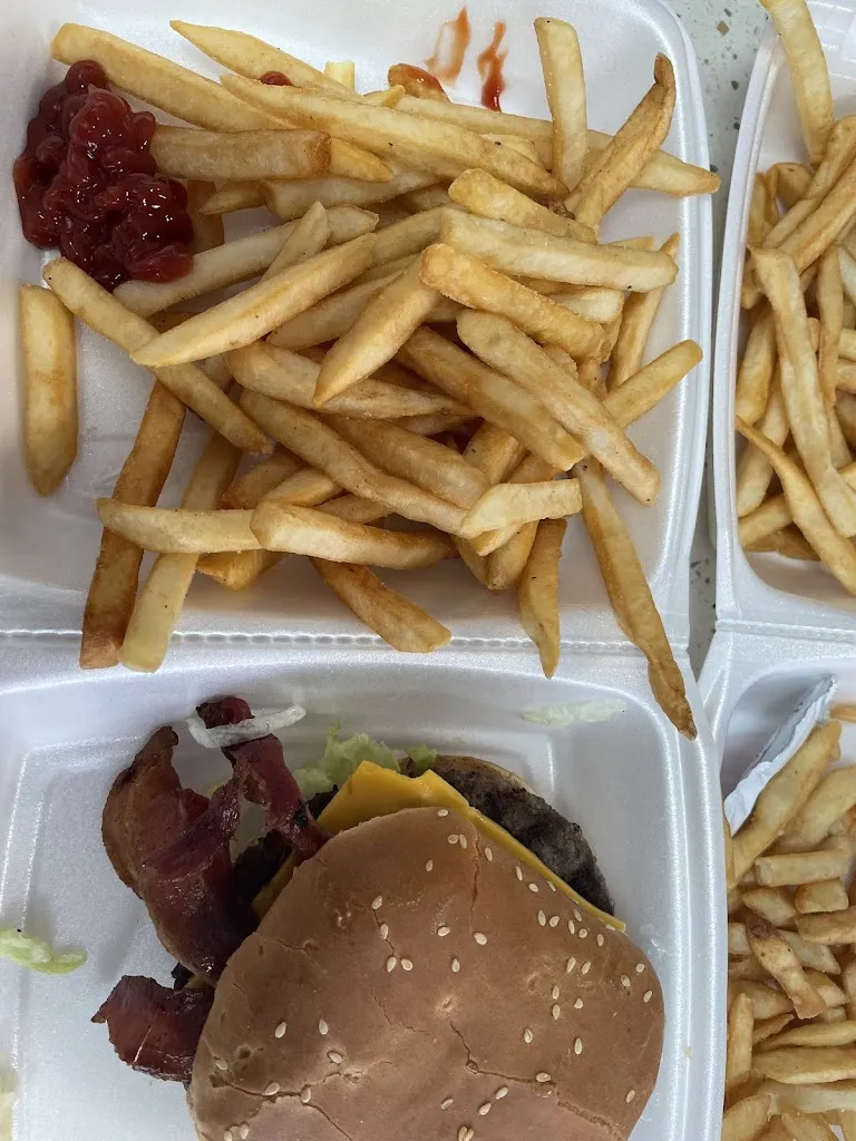 Tricellceo_Chris's Burgers_La Puente, CA_review