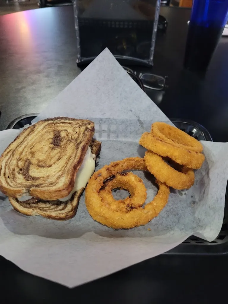 Holly S_Scorz Bar & Grill_Mt Vernon, IA_recensione