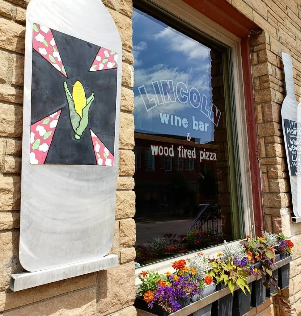 Lincoln Wine Bar_Mt Vernon, IA_slider_immagine_1