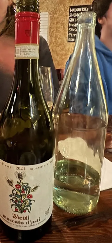 Lincoln Wine Bar_Mt Vernon, IA_slider_immagine_3