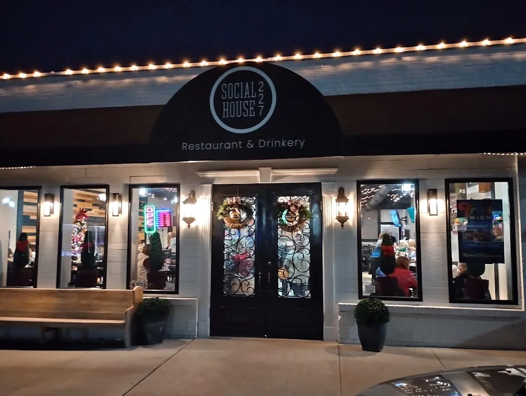 Social House 227 restaurant in Warrenton, MO