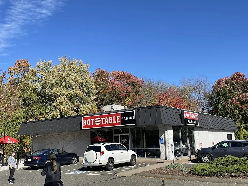 Hot Table restaurant à Enfield, CT