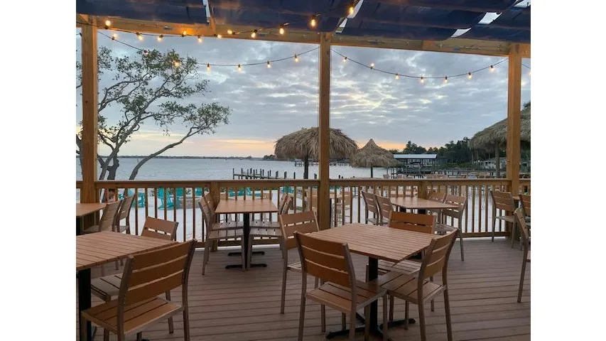 Whiskey Joe's | Manatee River restaurante en Ellenton, FL