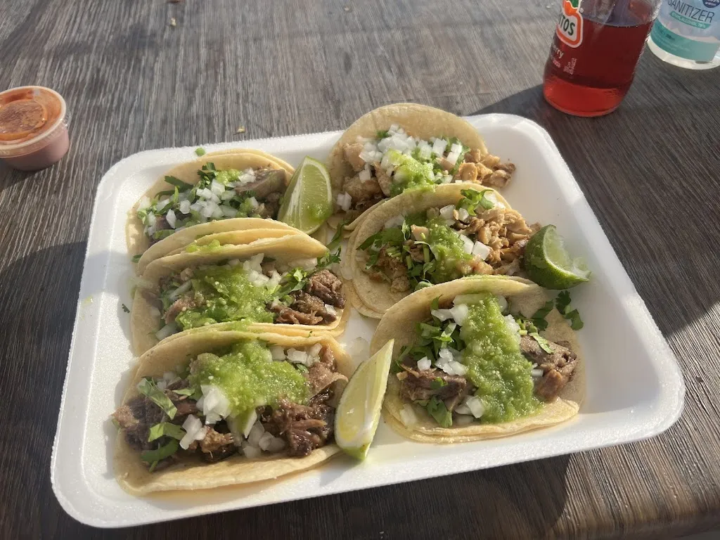 Taco’s el Tuzo_7711 Causeway Blvd, Clair-Mel_slider_image_3