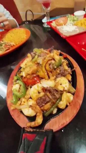 Los 2 Magueyes Restaurant_Fox Lake, IL_slider_image_2