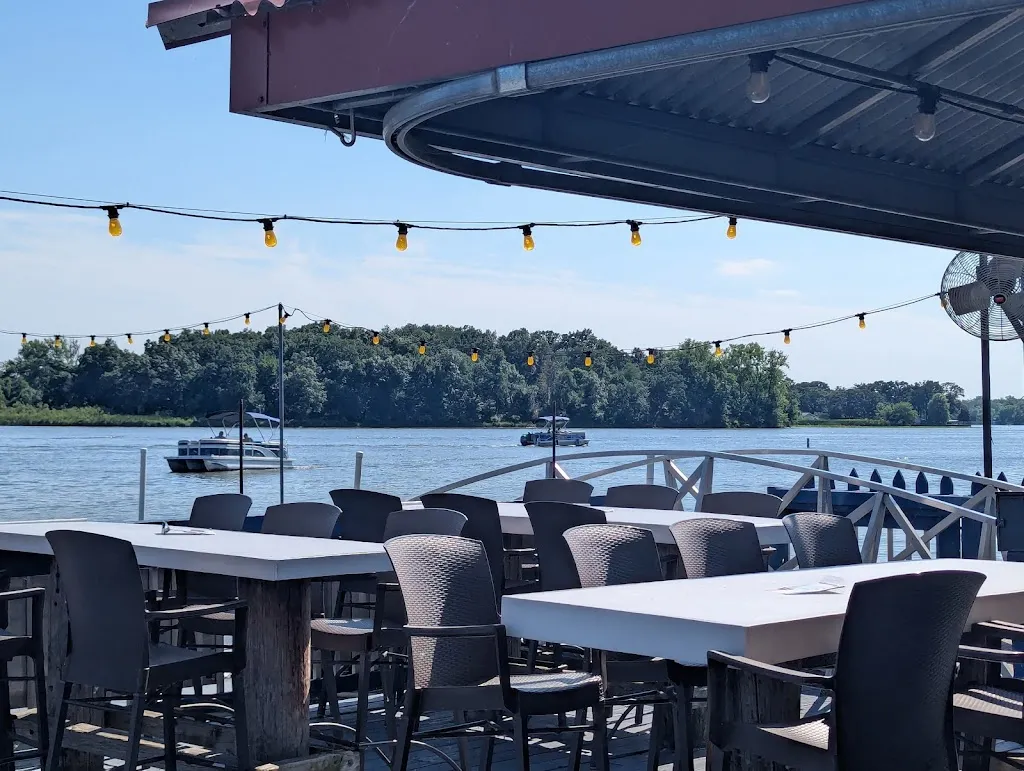 Famous Freddie's Roadhouse_Fox Lake, IL_slider_imagen_3