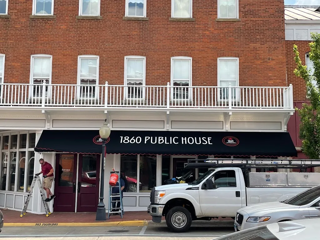 1860 Public House restaurant à Red Bud, IL