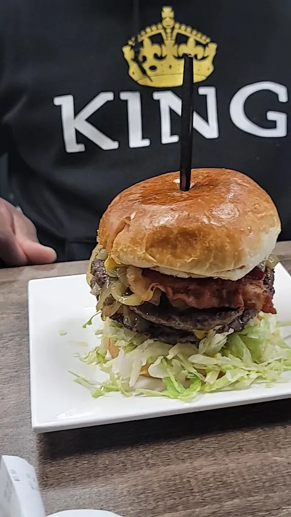 Twisted Burger Round Lake_Round Lake, IL_slider_imagen_2