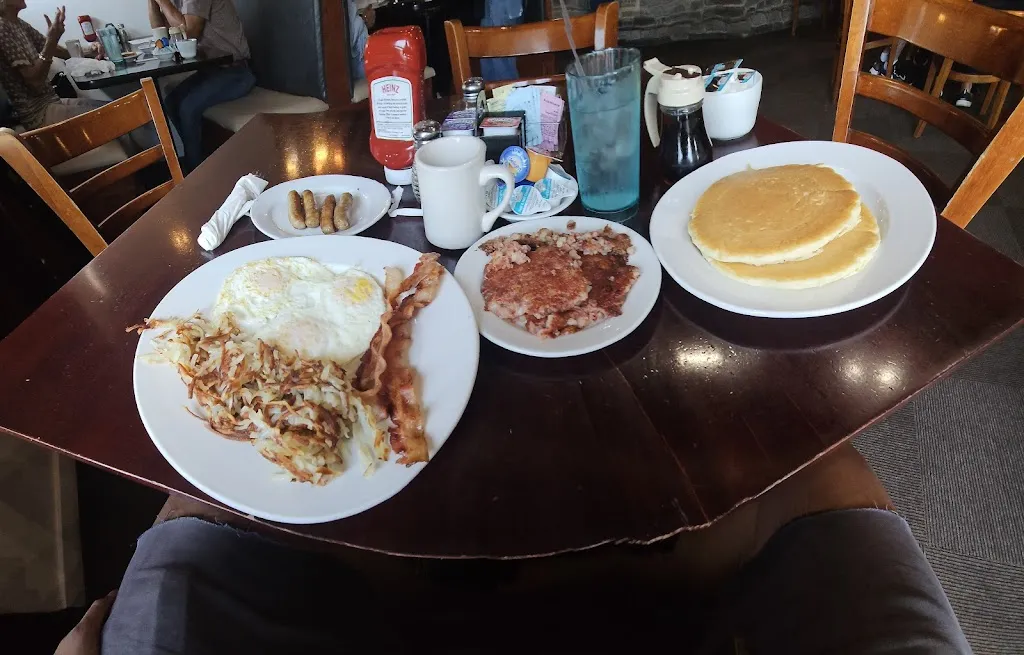 Puppers Policetti_Happy Place Cafe_Shorewood, IL_review