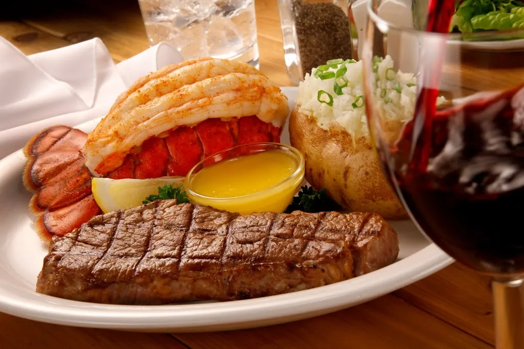 Max & Boyd's Hideout, Inc_Antioch, IL_slider_imagen_2