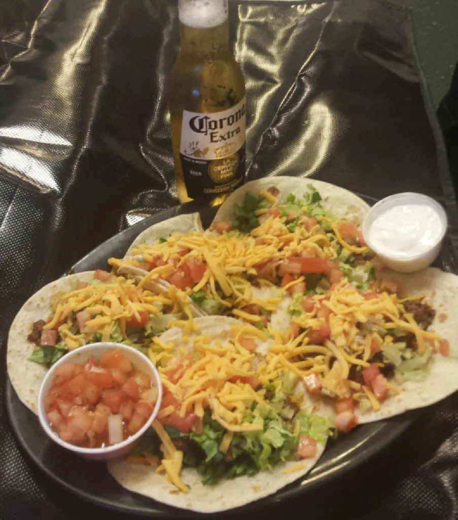 Max & Boyd's Hideout, Inc_Antioch, IL_slider_imagen_3