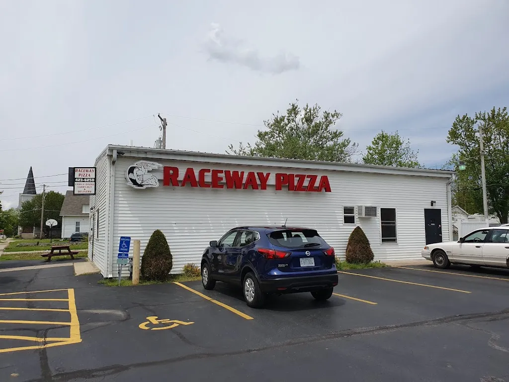 Raceway Pizza & More ristorante a Elwood, IL