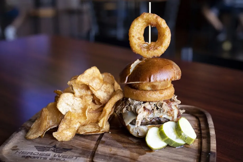 Heroes West Sports Grill_Joliet, IL_slider_immagine_3