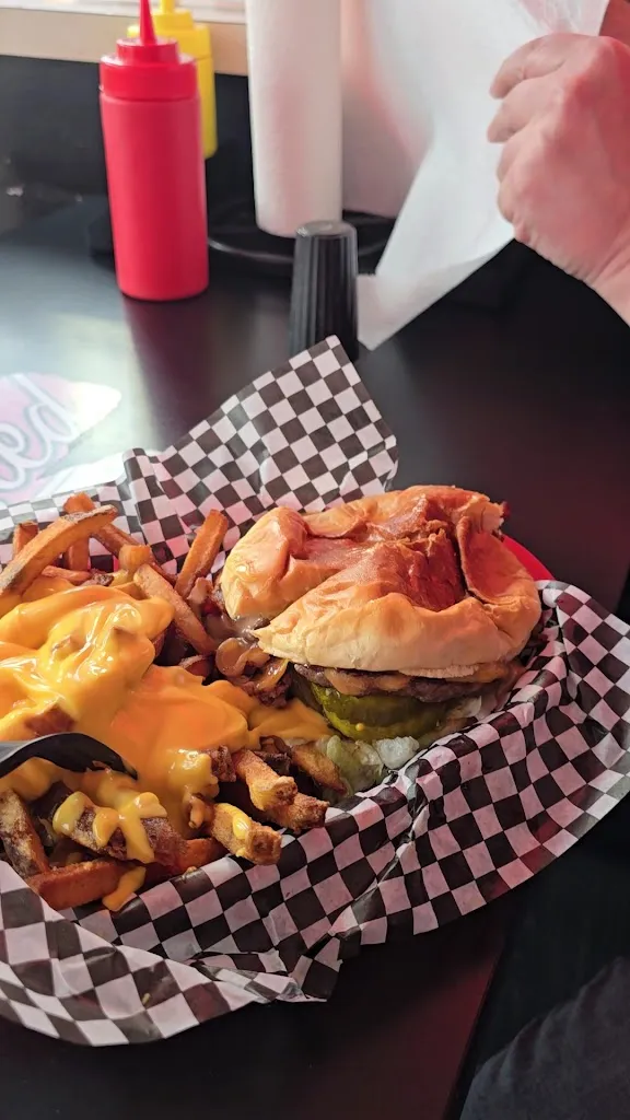 Twisted Burger Grayslake_Grayslake, IL_slider_imagen_2