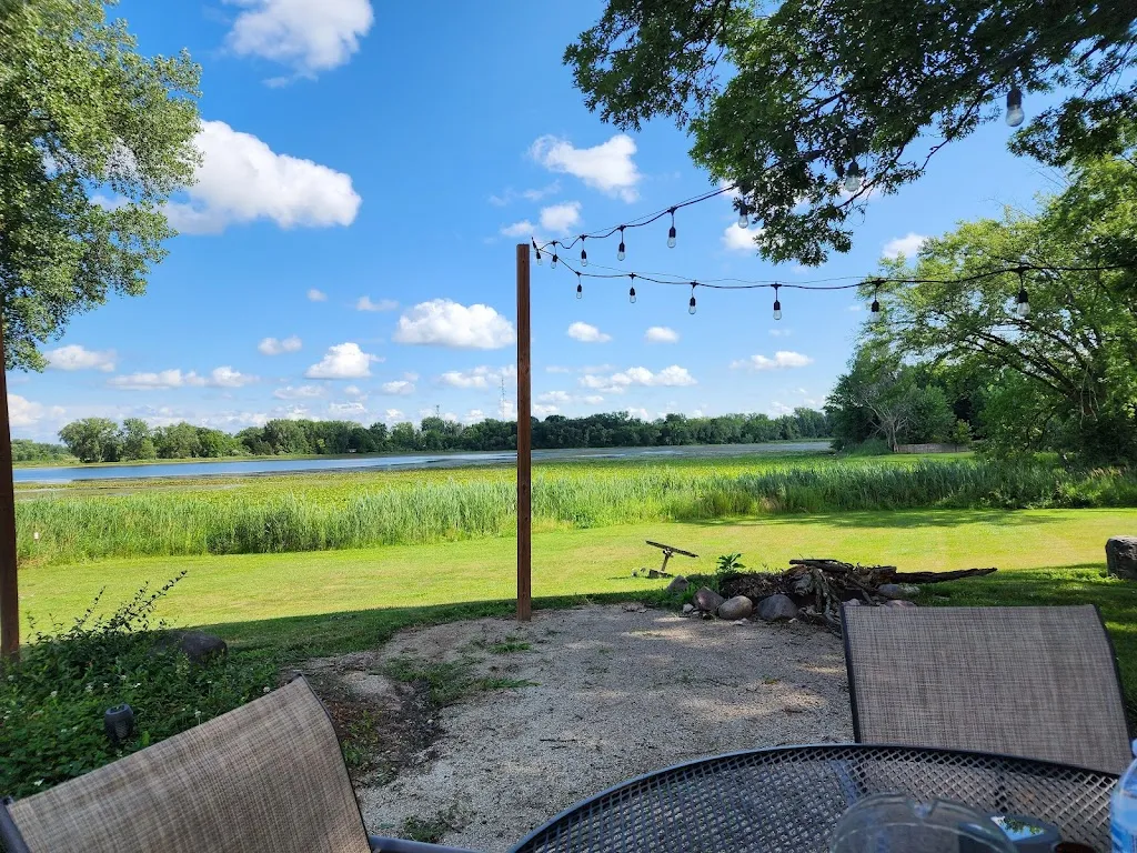 Hillary Brown_Long Shot Sports Pub_Lakemoor, IL_reseña