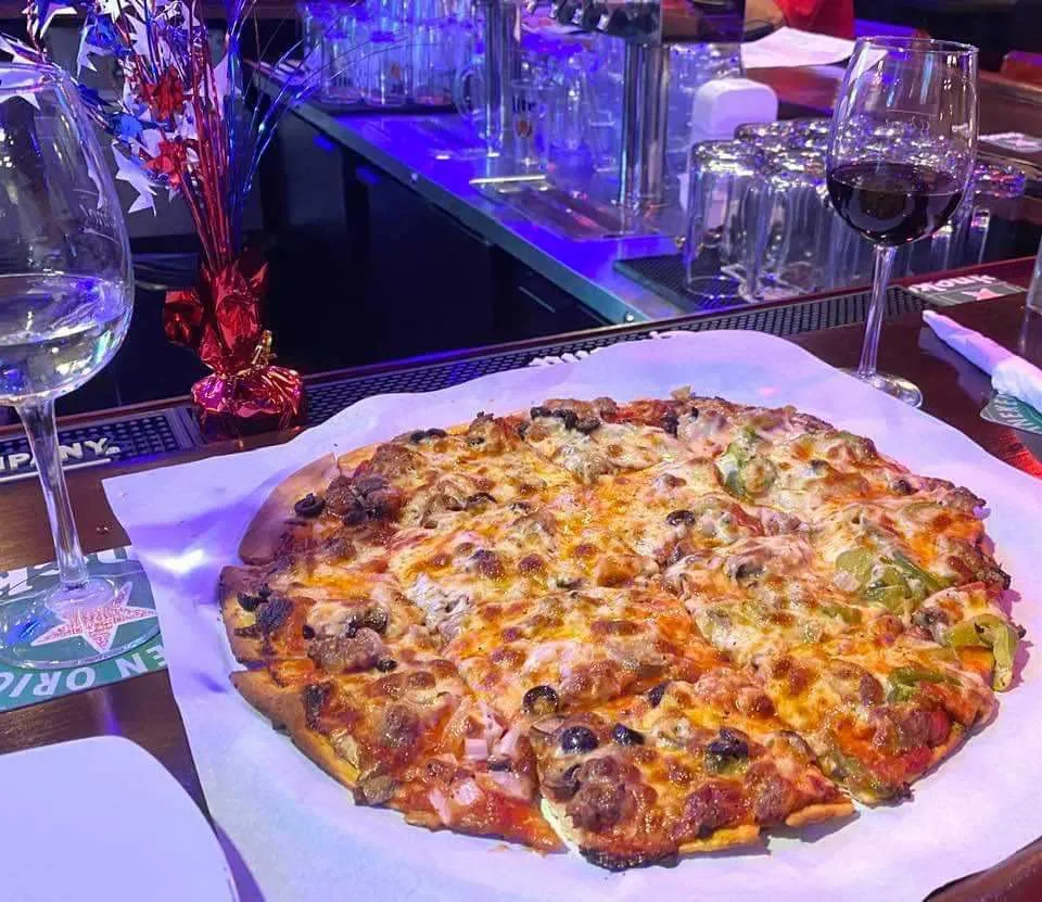 Foxhole Pizza and Pub_McHenry, IL_slider_imagen_3