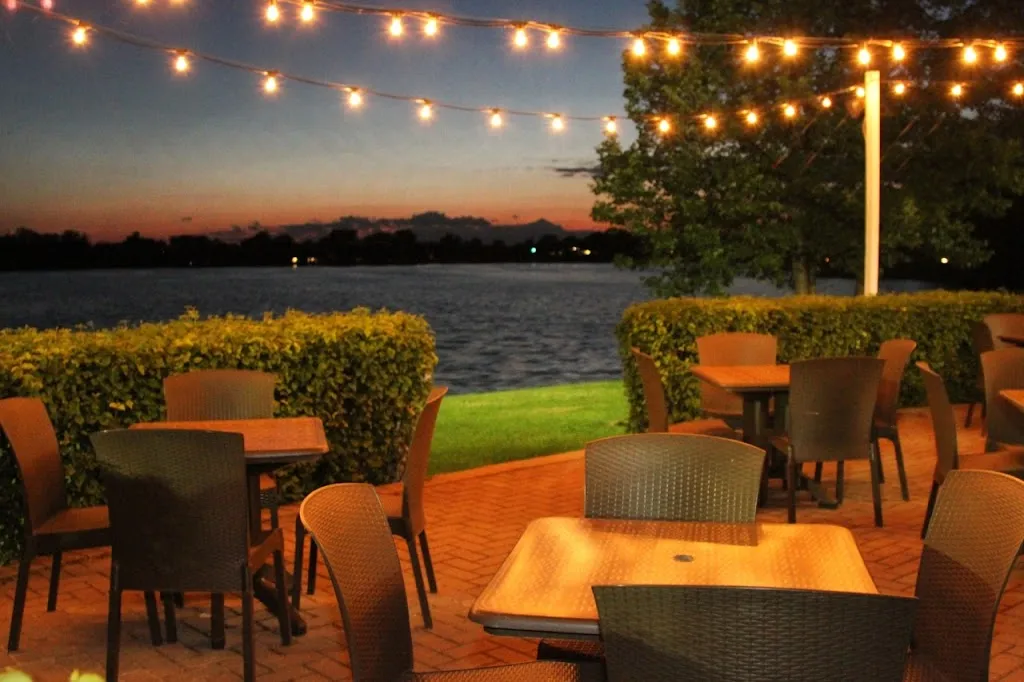 RJ's On The Lake restaurante en Lindenhurst, IL