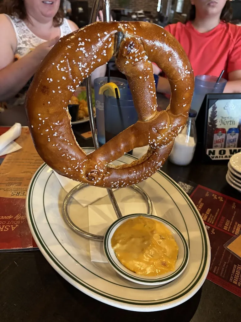 Aaron Barbee (A-A-Ron)_Lucky's 13 Pub_Mendota, MN_review