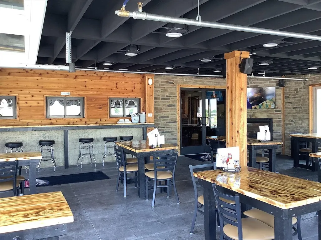 Aces Garage Bar & Grill ristorante a Minooka, IL