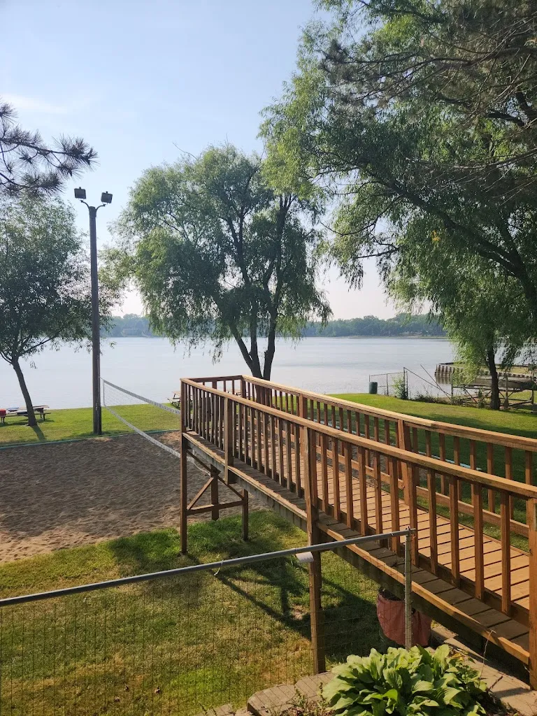 Vexpxll_Fourth Lake Resort Bar & Grill_Lake Villa, IL_review