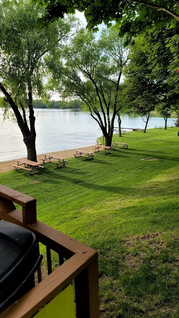 Roger_Fourth Lake Resort Bar & Grill_Lake Villa, IL_review