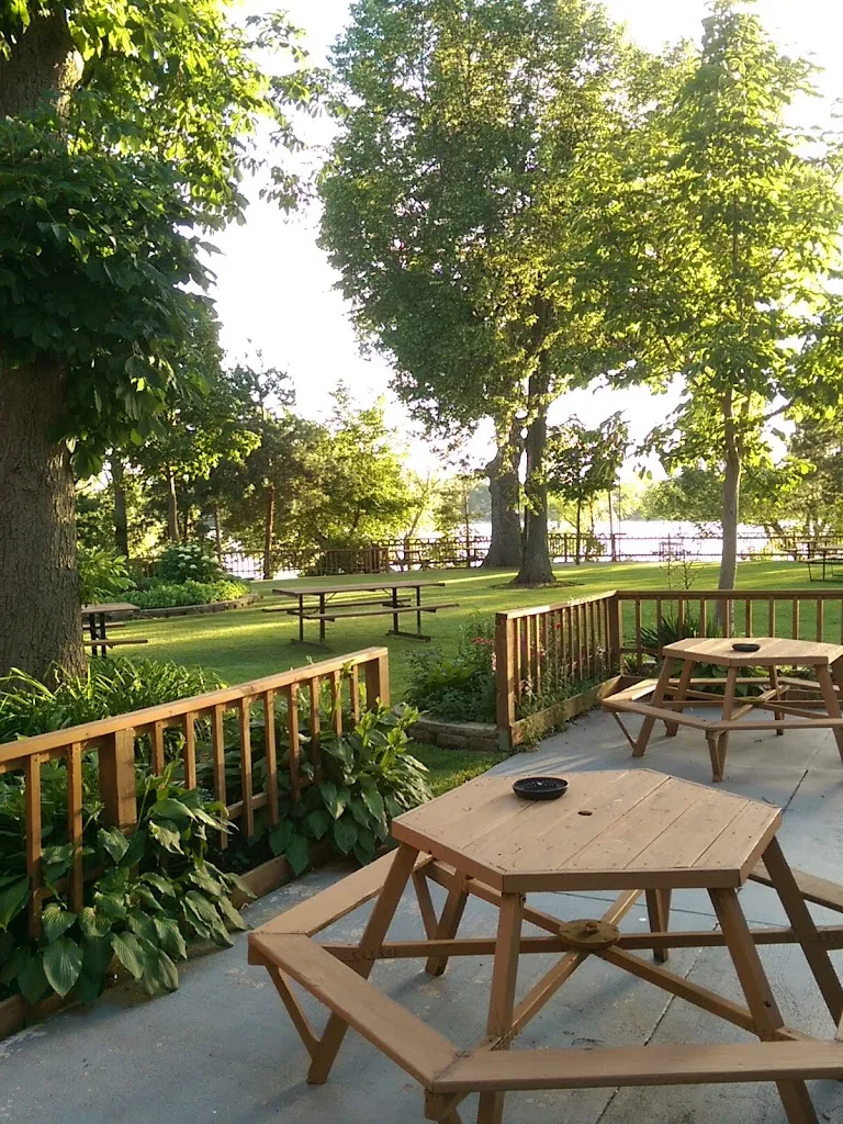 Fourth Lake Resort Bar & Grill restaurante en Lake Villa, IL