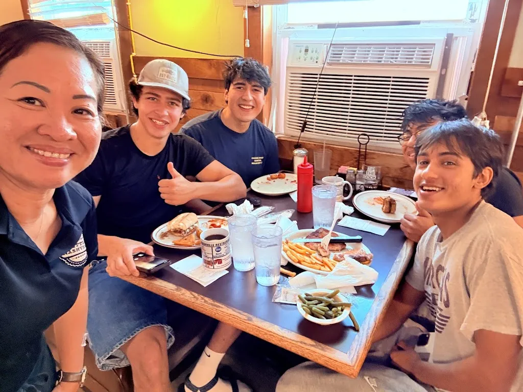 C Padilla_Little Nashville Family Restaurant_Nashville, IL_avis