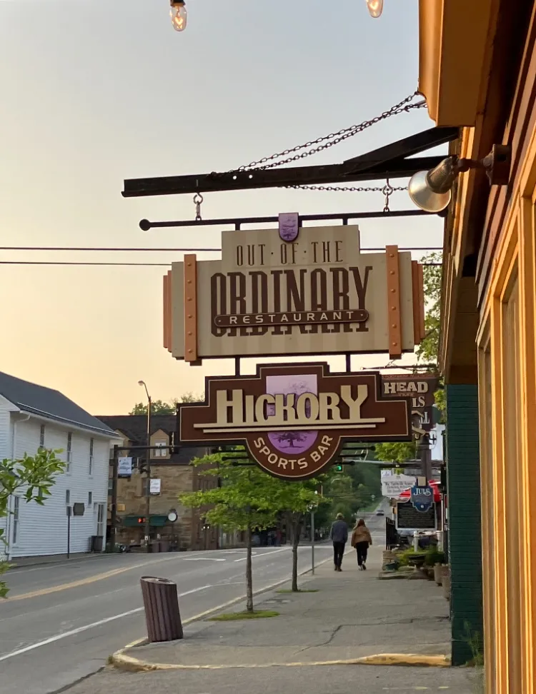 Out Of The Ordinary and Hickory Bar ristorante a Nashville, IN