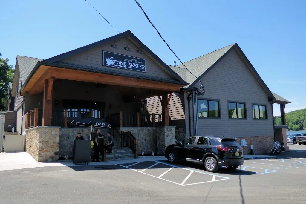 Stone Water at 3 Peaks Marina restaurante en Lake Hopatcong, NJ