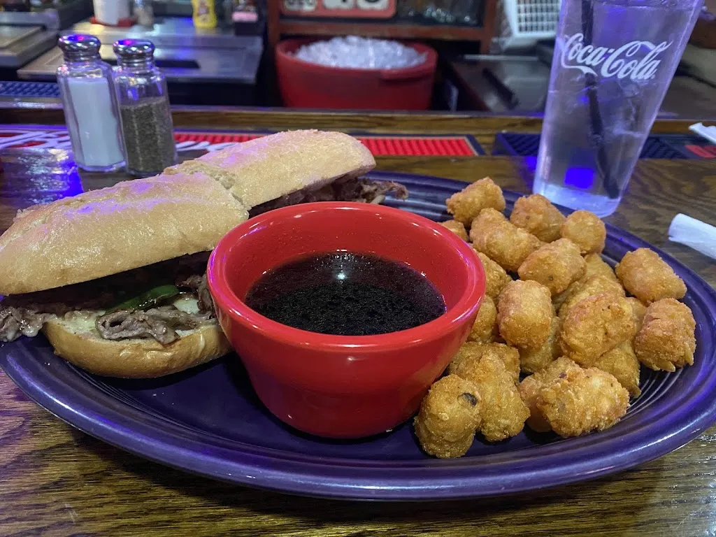 Cafe Mikes_Corinth, MS_slider_immagine_2