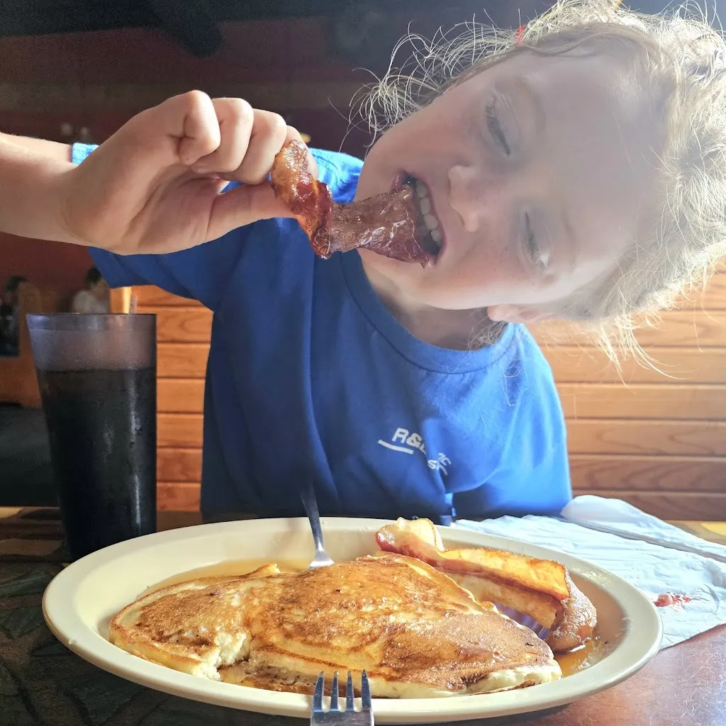 Celsi Lyons_Breakfast and Burgers_St. Louis, MO_review