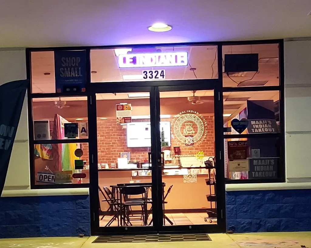 Maaji's Street Kitchen restaurant in 3324 N Lindbergh Blvd, St