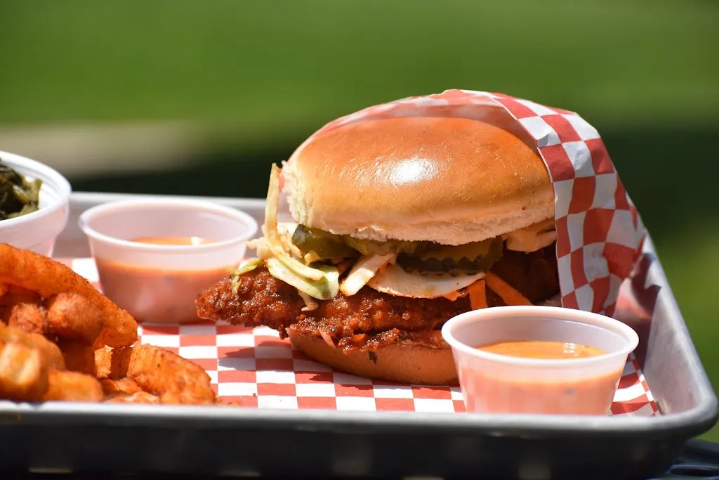 Little Lou's Hot Chicken_Berkley, MI_slider_immagine_3