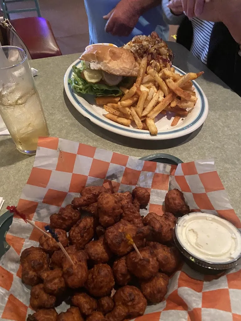 Leena Jean_SandBaggers Sports Bar and Grill_Center Line, MI_review