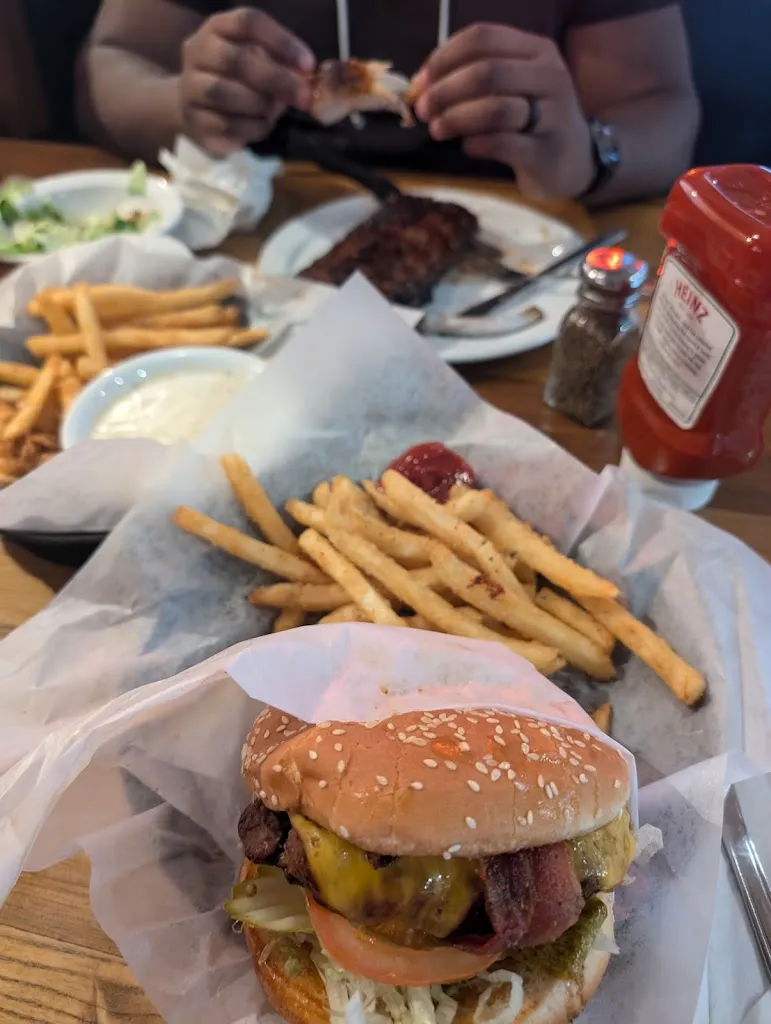 Farley's Food Fun & Pub_Ruidoso, NM_slider_image_3