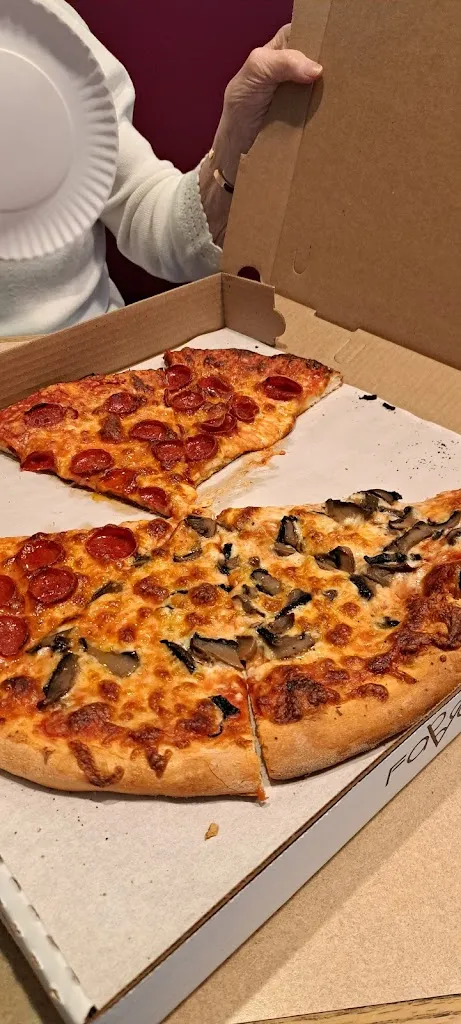 Mary Salvatore_Favorites Pizza & Wings Lewiston_Lewiston, NY_reseña