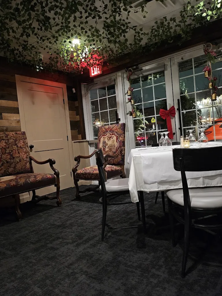 Leland Bailey_The Grand Lobby_Amityville, NY_reseña