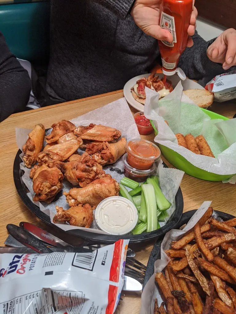 Roma Zabo_Joe's Pizza, Bigfoot Wine and Liquor_Whitehall, NY_reseña