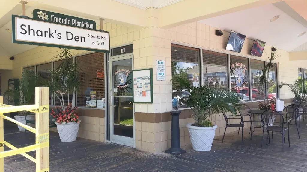 Shark's Den Sports Bar & Grill ristorante a Emerald Isle, NC