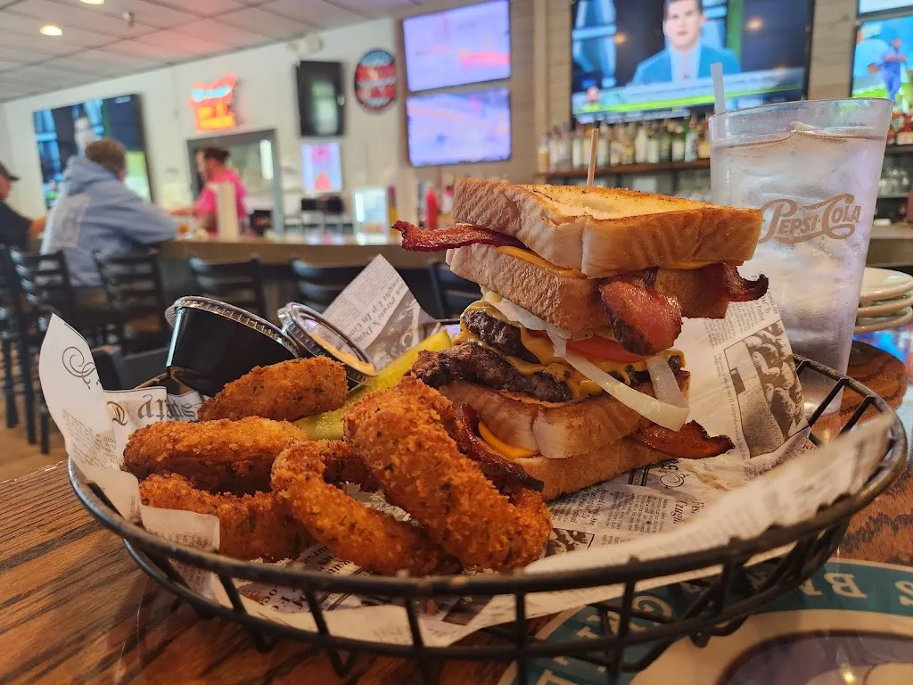 Shark's Den Sports Bar & Grill_Emerald Isle, NC_slider_image_3