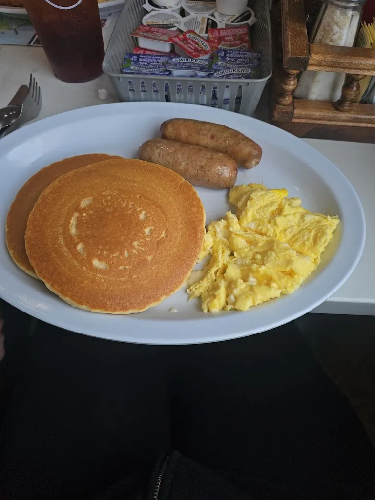 Ashley Ranaudo_4 Corners Diner_Atlantic Beach, NC_review