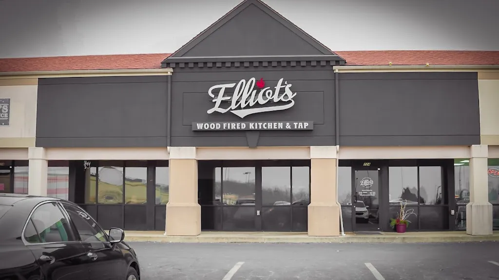 Elliot's Wood Fired Kitchen & Tap restaurant in Pataskala, OH