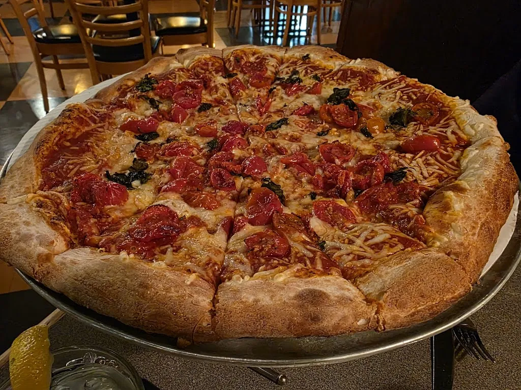 Dewey's Pizza - Kenwood_Cincinnati, OH_slider_imagen_3