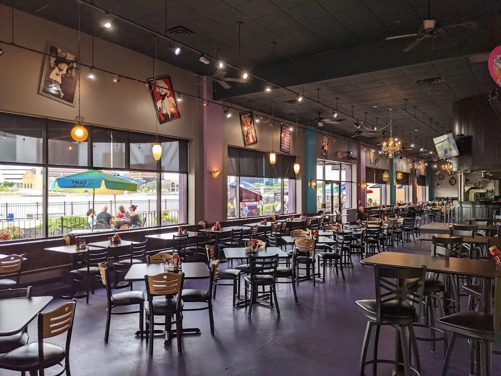 Hamburger Marys_Toledo, OH_slider_imagen_3